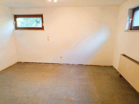 Wohnkeller mit Heizung und Fenster