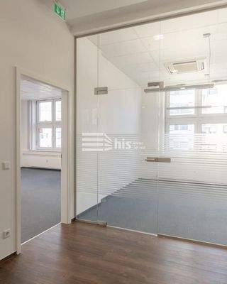 Büro mit Glastrennwand