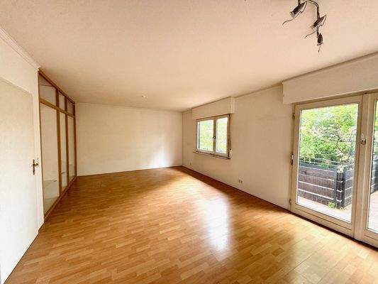 Schlafzimmer m. Zugang zum Balkon