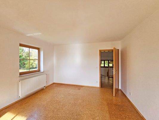 Zimmer 2 Gegenrichtung mit Blick in Treppenhaus