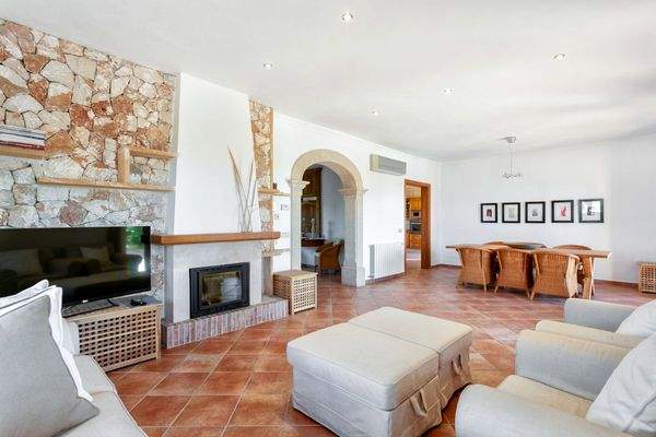 Gemütlicher Wohnbereich mit Kamin