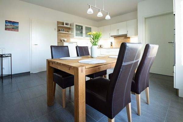 moderne Küche mit schönem Sitzbereich (9)