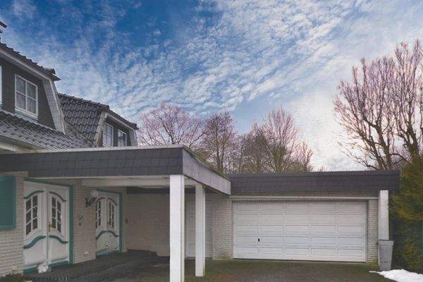 Überdachte Eingangsbereiche und Garage