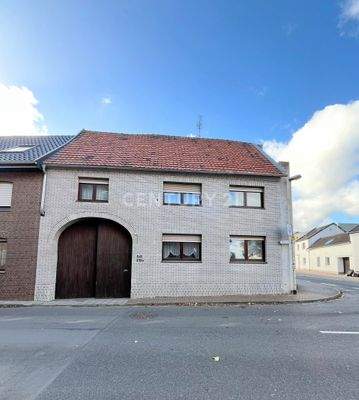 Bauernhäuschen mit großen Tor