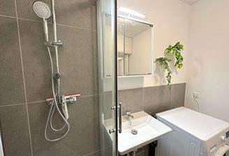 Modernes WG-Badezimmer