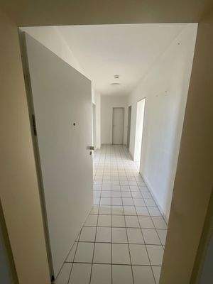 Flur weiß gestrichen mit weißen Bodenfliesen.jpg
