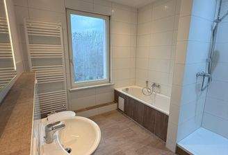 Modernes Badezimmer mit Dusche und Badewanne