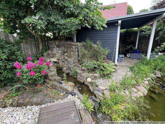 liebevoll gestalteter Garten