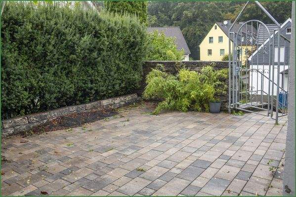 Frei gestaltbare Fläche vor dem Wohnraum im Untergeschoss und gleichzeitig Eingangsbereich