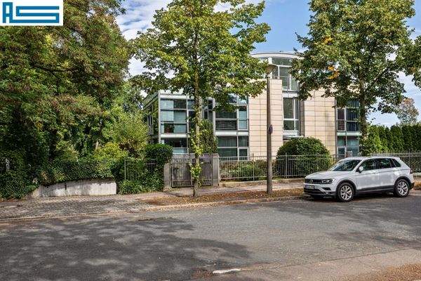 Straßenzufahrt zur Tiefgarage