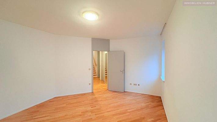 großes Schlafzimmer mit Schrankraum und Bad