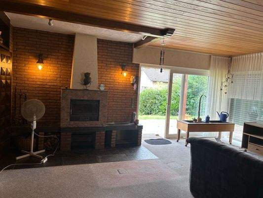 Wohnzimmer mit offenem Kamin