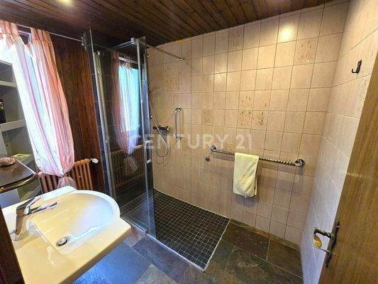 Badezimmer mit bodenebener Dusche, der linken Wohnung im EG