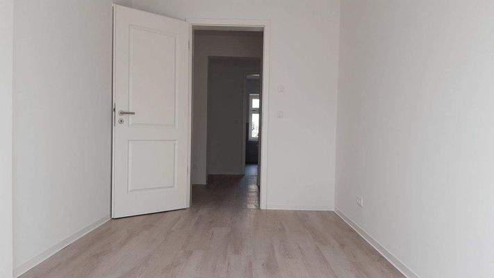 Schlafzimmer Zugang Ankleide.jpg