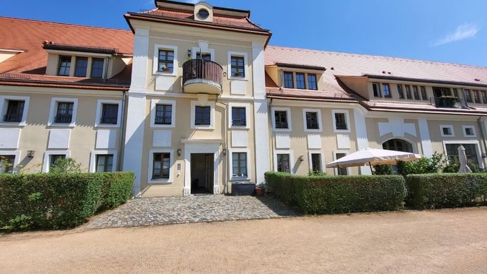 Hausansicht mit Blick EG Wohnung rechts