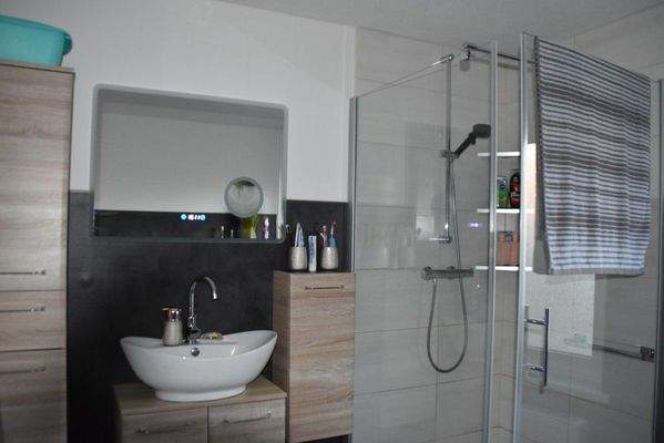 Duschbad mit Badmöbel