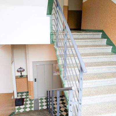 Treppenhaus mit Aufzug