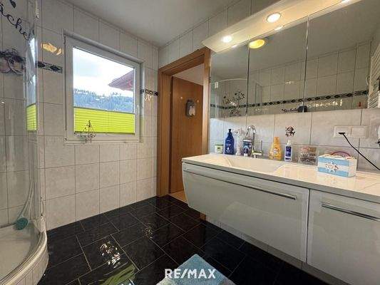 Wohnhaus OG Zimmer 2 - Bad-WC 1