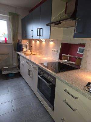 Küche mit Geschirrspüler