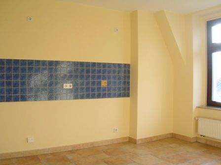 Leere Küche mit Fliesenspiegel