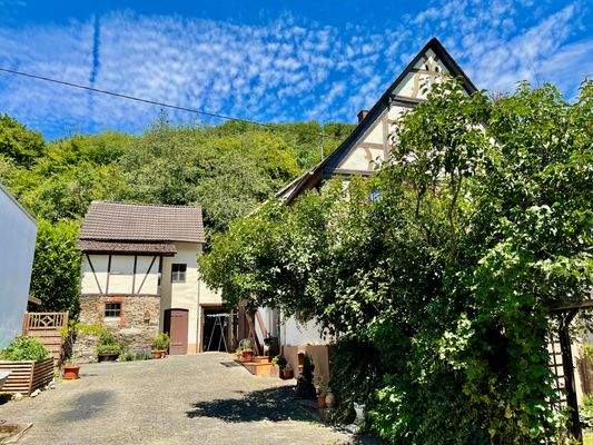 Außen_Blick auf eines der Nebengebäude.jpeg