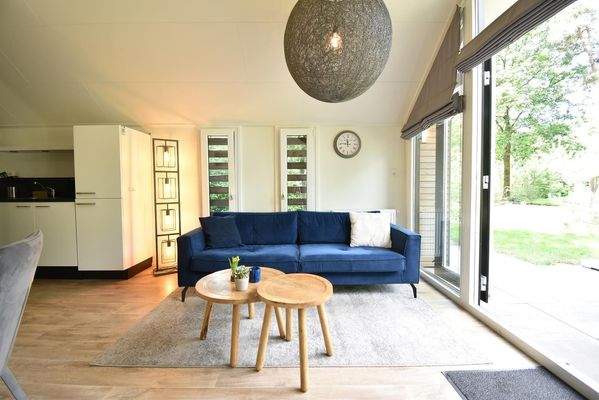 chalet-kaufen-arnhem-wohnzimmer-terrassenturen-terrasse-2025.webp011