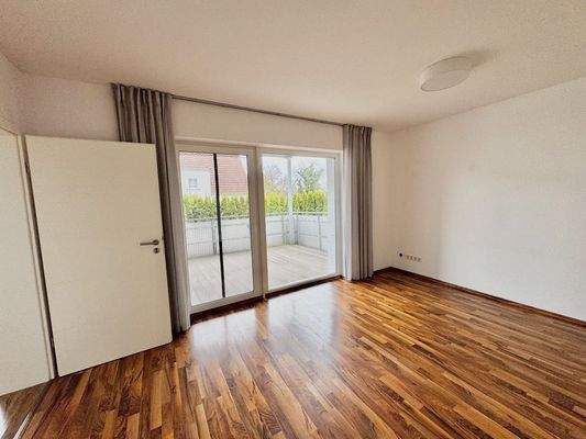 Wohnzimmer mit Ausgang zum Balkon