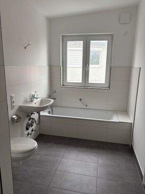 Badezimmer mit Wanne und Dusche