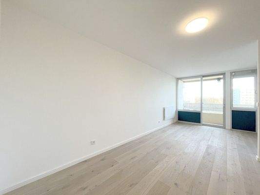 Andere Ansicht durch den hellen großen Wohnraum