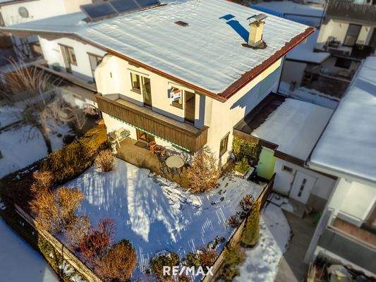 Gesamtansicht Haus mit Garten