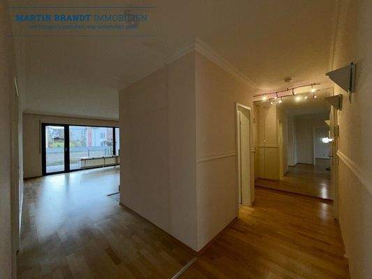 Diele (rechts) + Zugang zum Wohnzimmer