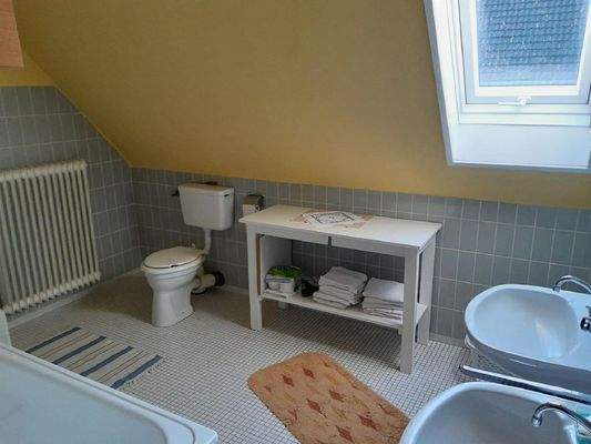 Bad mit Dusche und Wanne