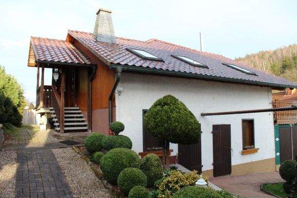 Wohnhaus 2-Hauseingang hinten+Seitenansicht links