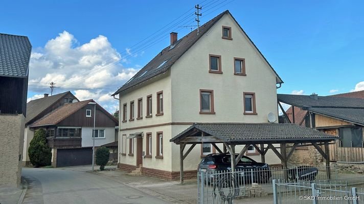 Hausansicht mit Carport 