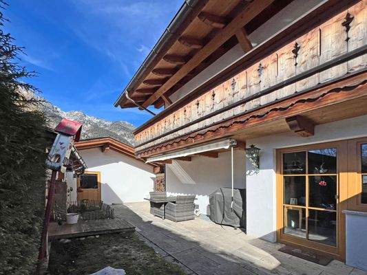 Süd-Westterrasse mit Zugang zur Garage
