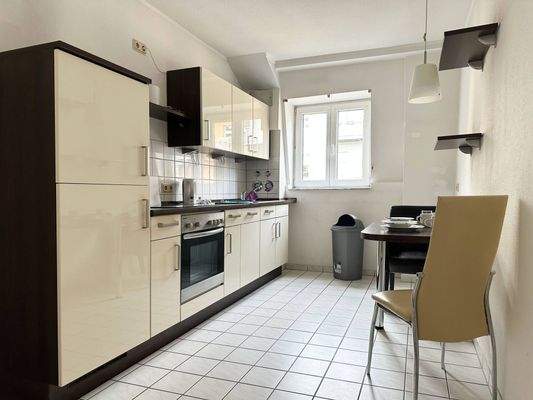 Bsp. Küche mit Einbauküche und Essplatz