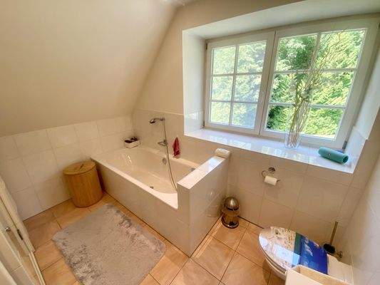 Tageslichtbad mit Dusche und Badewanne