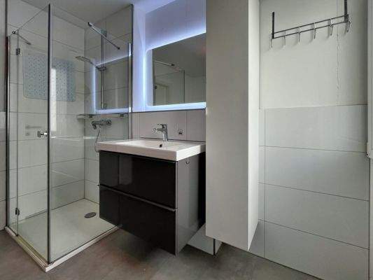 Badezimmer - Dusche und Waschbecken