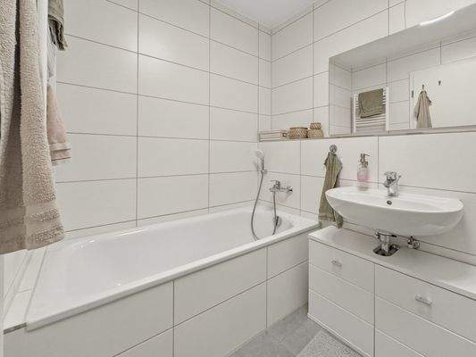 Badezimmer mit Dusche und Badewanne