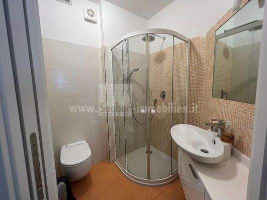 Don-Bosco-Bozen-Bolzano-Vierzimmerwohnung-quadrilocale-hochwertig-Veranda-Badewanne-Dusche-doccia-letzter-Stock-ultimo-piano-Garage