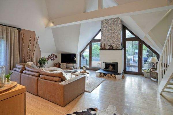 Wohnbereich mit Kamin und mit Zugang zur Terrasse