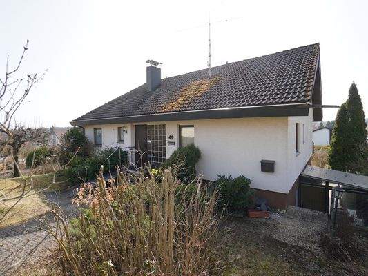 Gebäude Straßenansicht mit Treppenabgang (ganz rechts) zur Einliegerwohnung