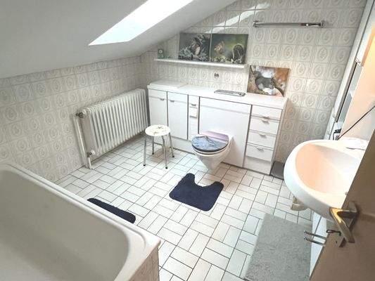 Das Tageslichtbadezimmer im Dachgeschoss