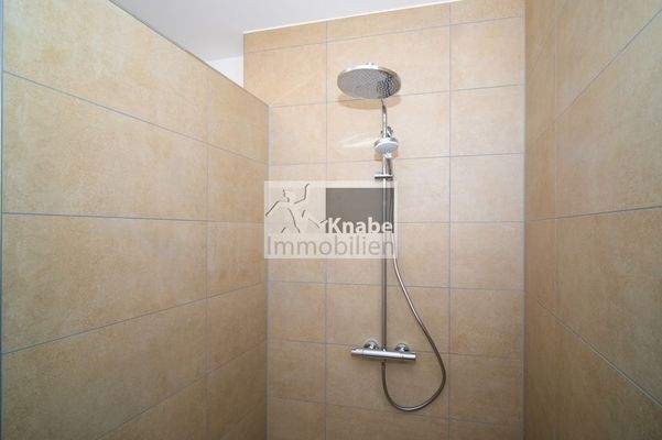Großzügige Dusche