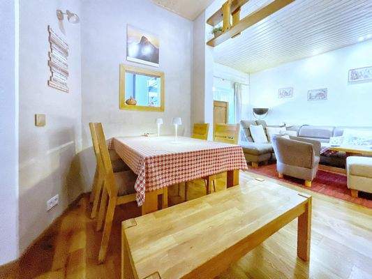 Essbereich mit Küchendurchreiche