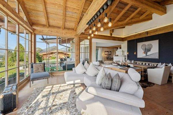 ... der offene Wohnbereich mit Sichtdachstuhl und spektakulärem Panorama