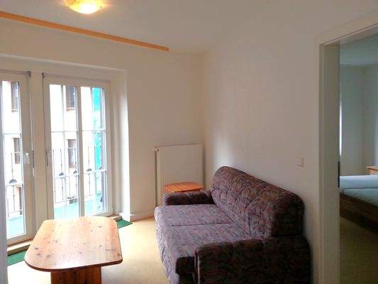 Wohnbereich mit Ausgang zum Balkon