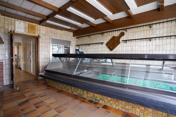 Gewerbeeinheit rechts