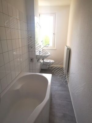 Bad 1 mit Wanne/ WB/ WM- Anschluss/ WC