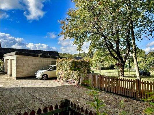 Hofansicht mit Doppelgarage